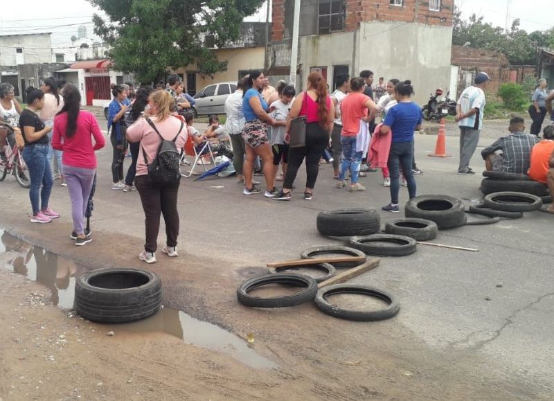 Vecinos inundados del barrio la Olla cortaron el tránsito pidiendo por mayor asistencia
