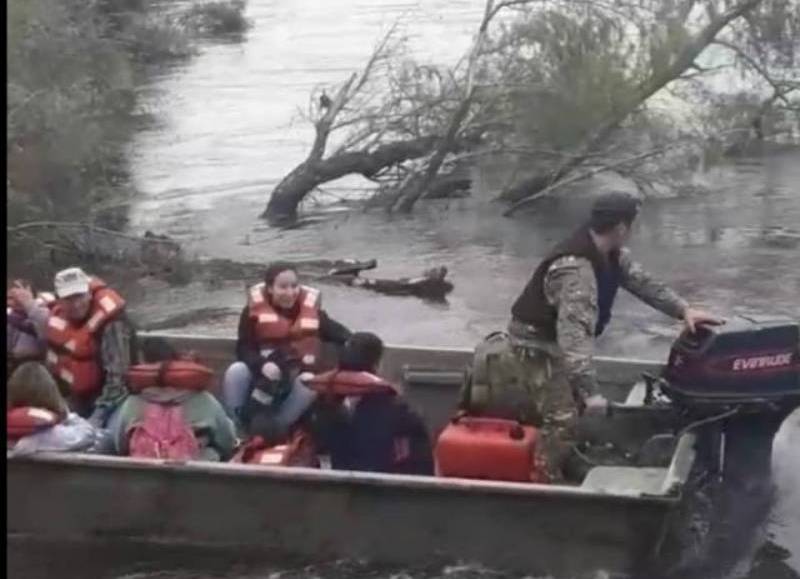 Rescataron a una mujer que cayó a las aguas del arroyo Guazú a bordo de una embarcación