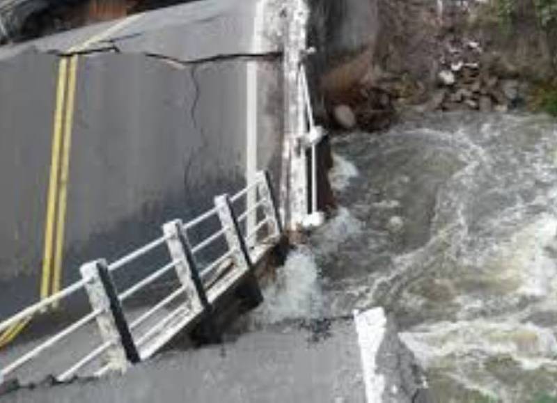 Continúa desaparecido el conductor del vehículo que cayó al arroyó Guazú