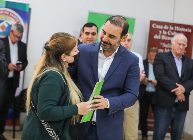 Valdés entregó subsidios a productores afectados por la emergencia ígnea