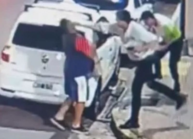 Ciudad de Corrientes: transeúnte fracturó a inspector de tránsito pero terminó noqueado