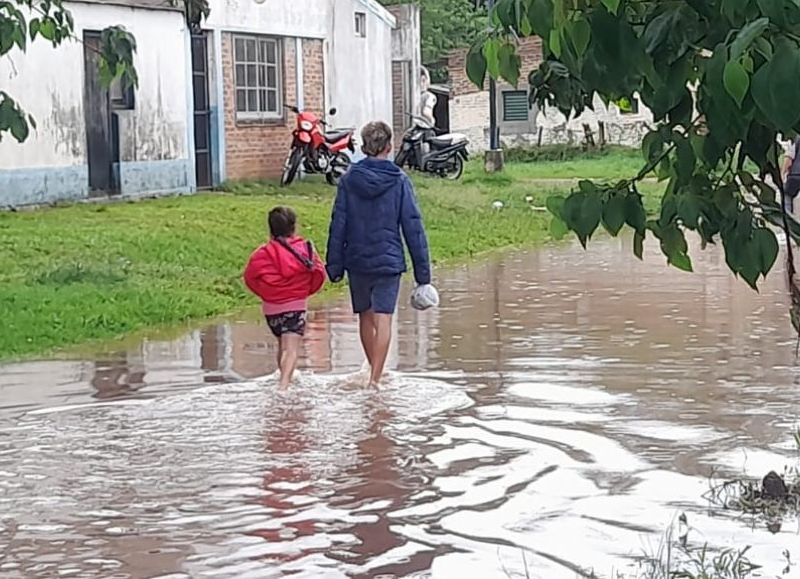 Fuerte temporal en Mercedes desbordó dos arroyos y hay 50 vecinos evacuados