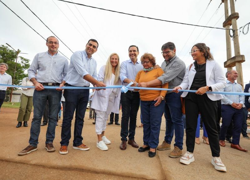 Gustavo Valdés inauguró pavimento y entregó viviendas en Santo Tomé