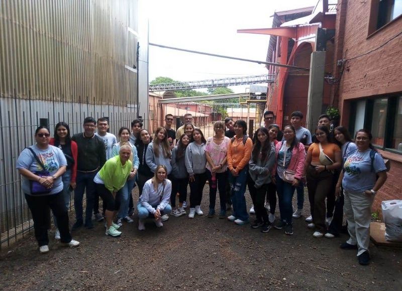 Integrantes del ballet municipal de Itá Ibaté realizaron un city tour en Gobernador Virasoro