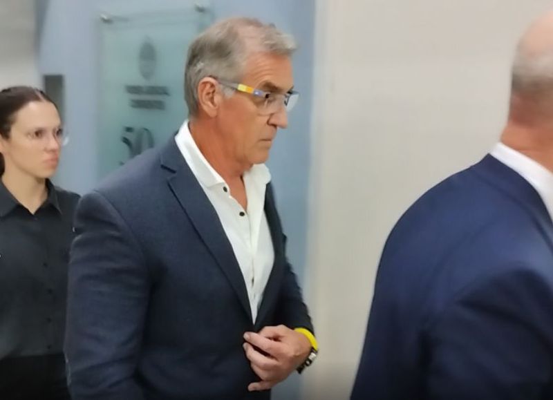 El Superior Tribunal revocó sobreseimiento por abuso sexual al considerar que el acusado era funcionario público