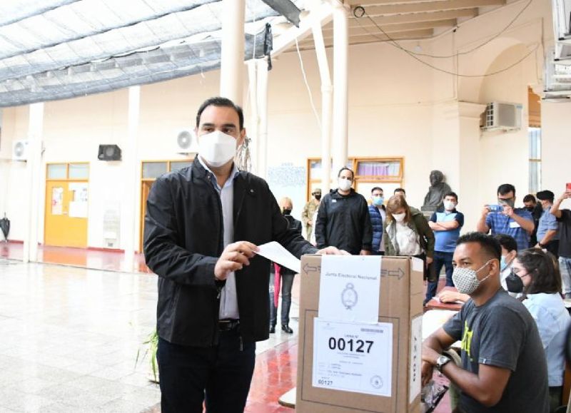 Valdés emitió su voto y llamó a "seguir fortaleciendo la democracia"