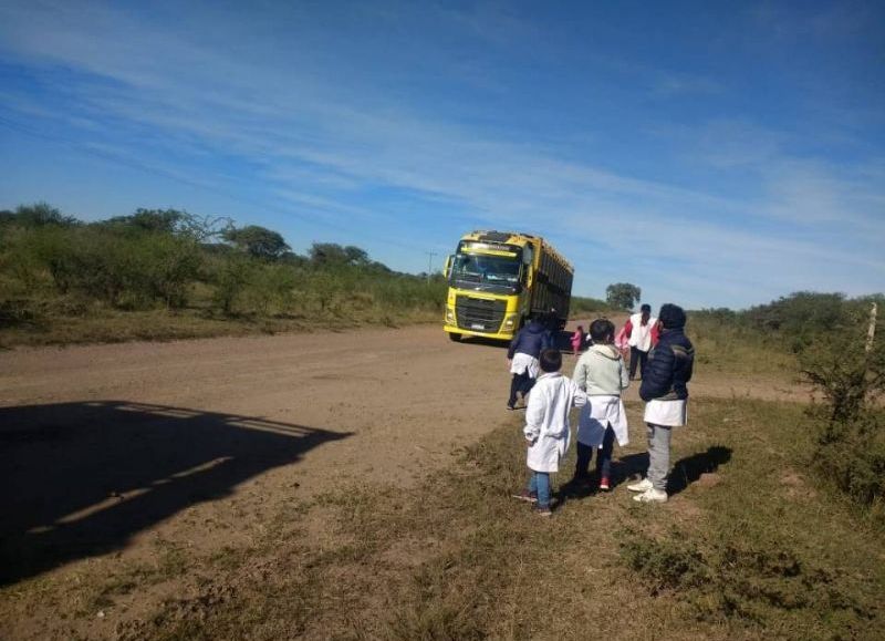 Niños repartieron escarapelas en la Ruta Nacional 123