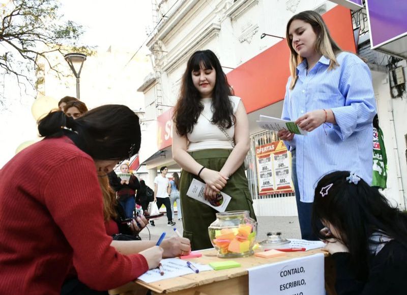 El Gobierno provincial concientizó sobre Salud Mental en la plaza Vera